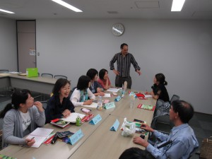 第一クラスは小説を読んでます　さあ、読んだ小説のストーリーを質問しましょう　「 What kind of story is it ? 」