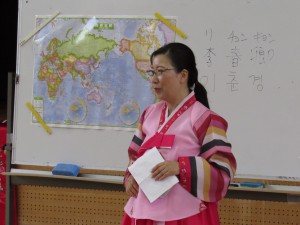 日本ではお茶碗は手で持って食べますが韓国はテーブルに置いて食べます