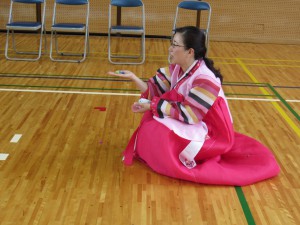 韓国の遊びの紹介です　おはじきの様な物をお手玉の様に遊びます